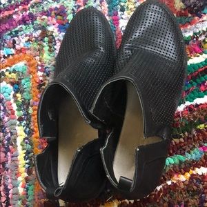 women’s black boots